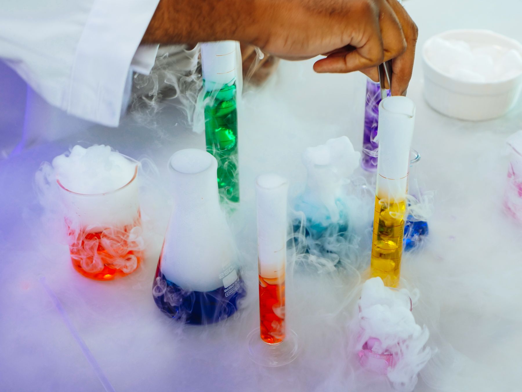 Experimento com líquidos coloridos em vidrarias de laboratório