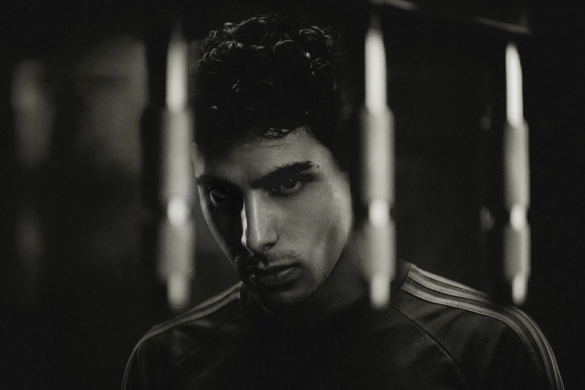 Retrato em preto e branco de Gabriel Bortoleto
