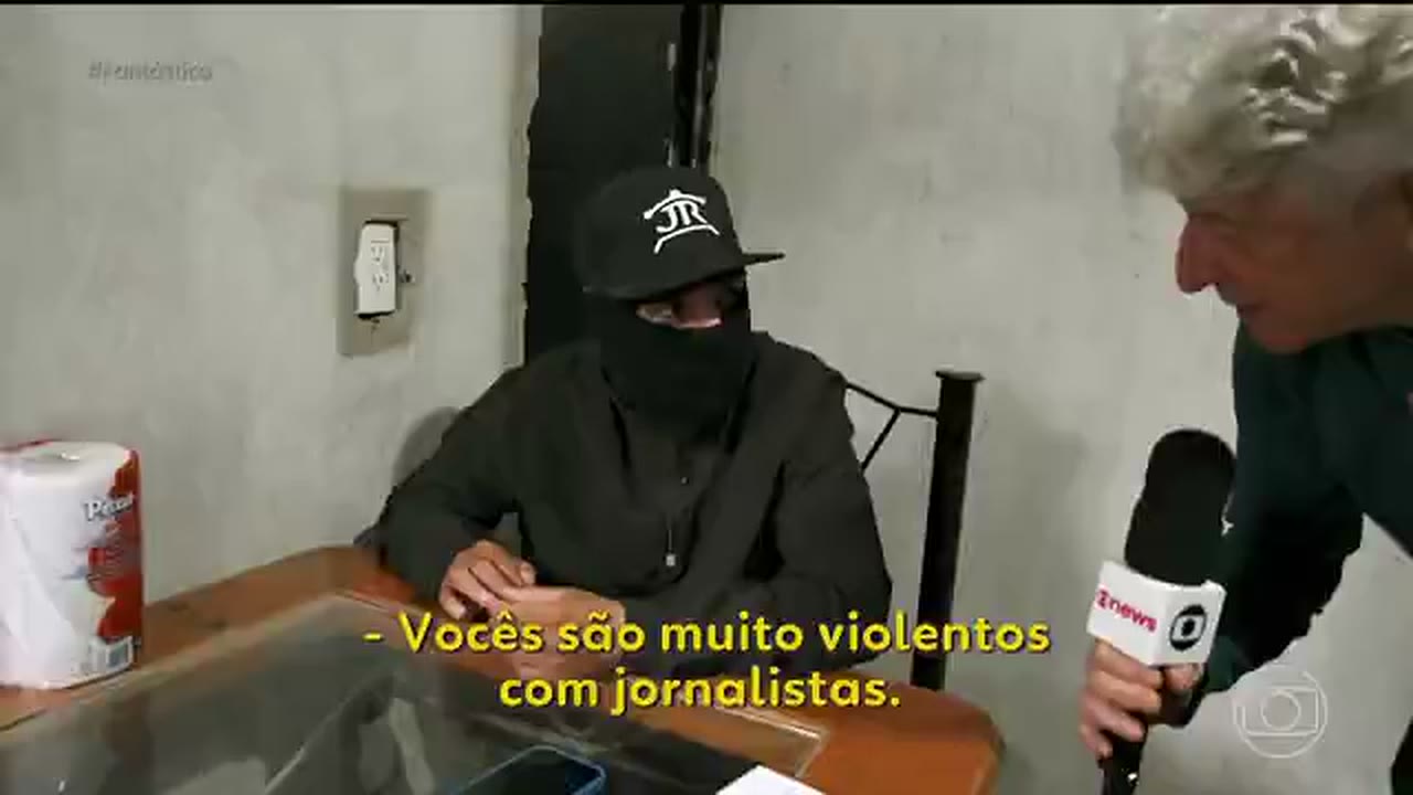 Caco Barcellos entrevista um integrante encapuzado de um cartel