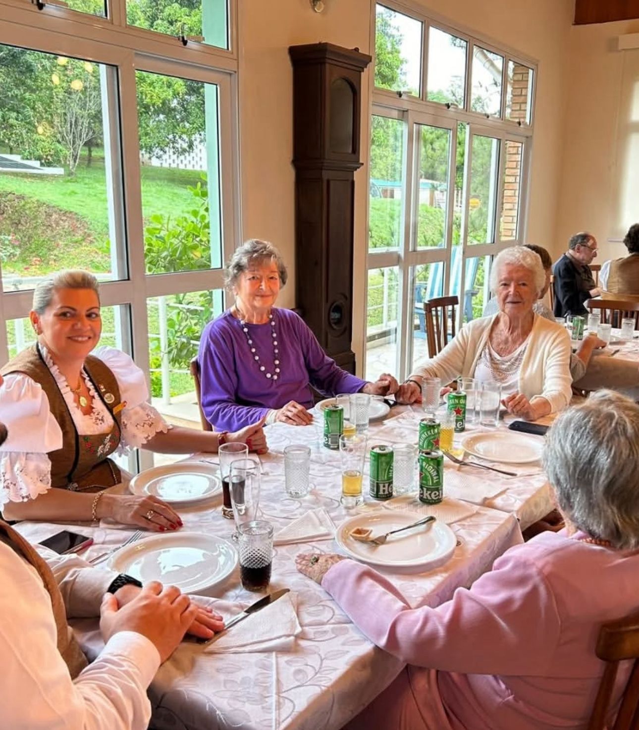 Moradores em celebração da cultura suíça no Retiro Suíço